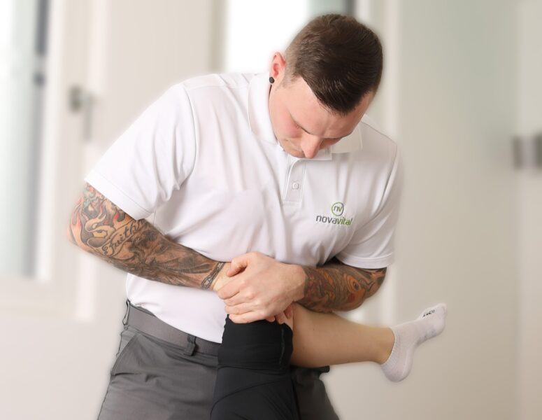 Sportphysiotherapie novavital Vettelschoß Physiotherapeut mobilisiert das Knie einer Patientin – Sportphysiotherapie bei novavital in Vettelschoß